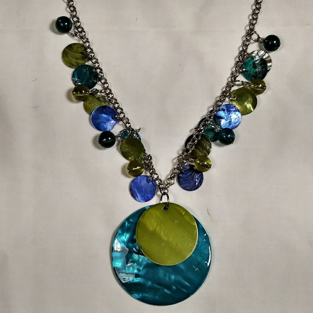 Pretty green shell necklace with earings